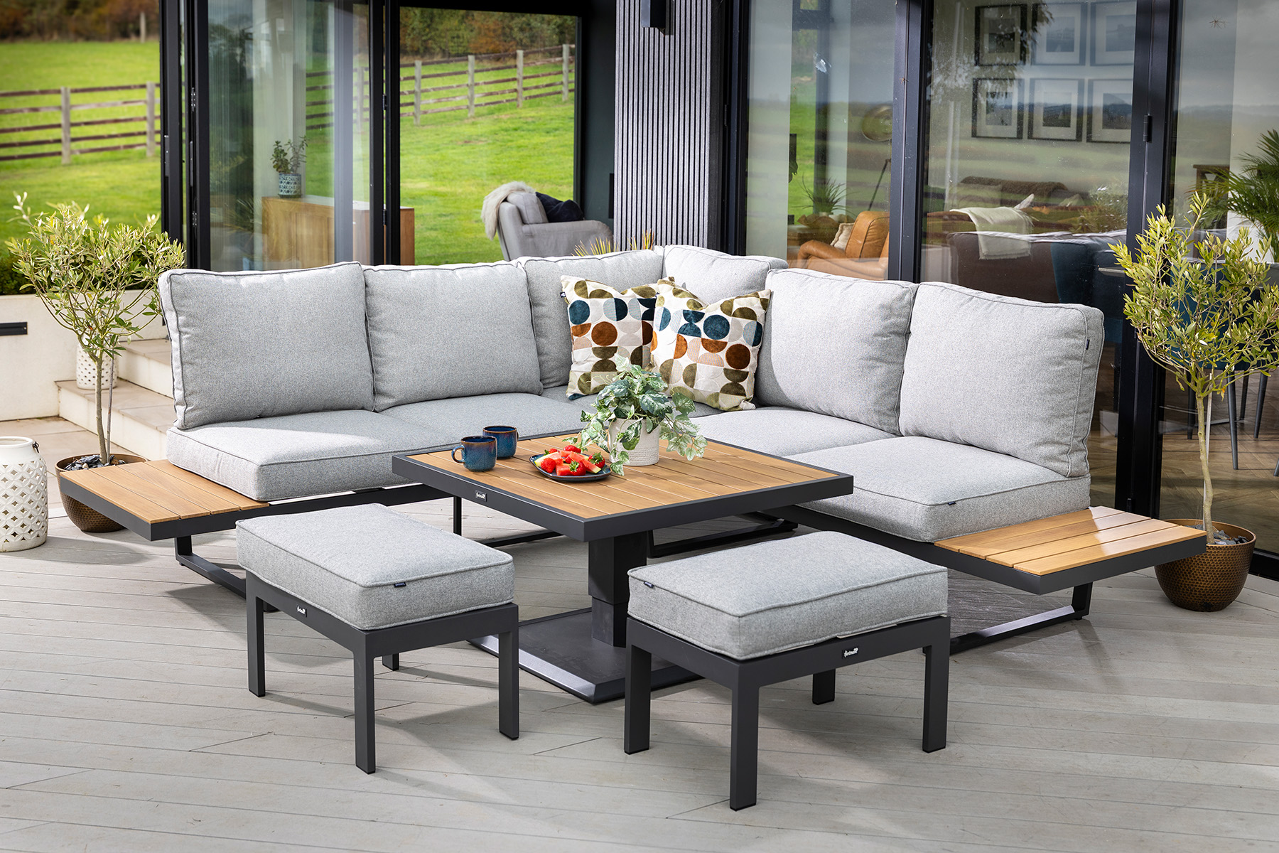 Sonas Square Corner Platform Set